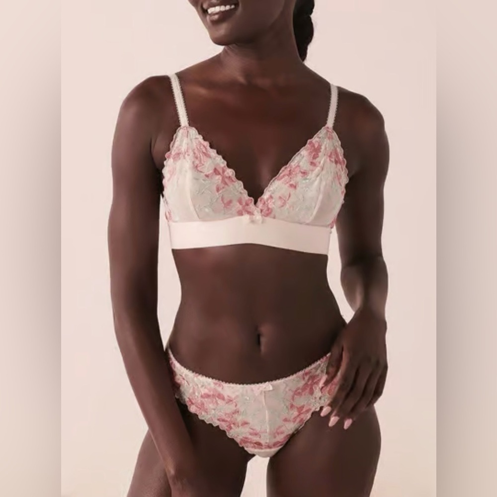 Pink Floral Lace Bralette and Pantues Set. Bra M panties S